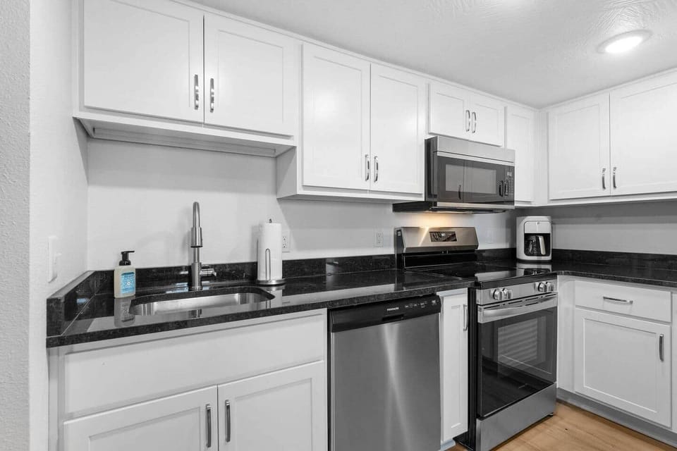 Full Kitchen with stove and oven