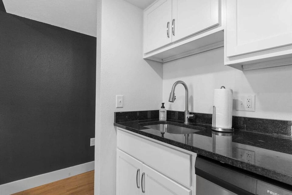 Full kitchen, with sink and dishwasher.