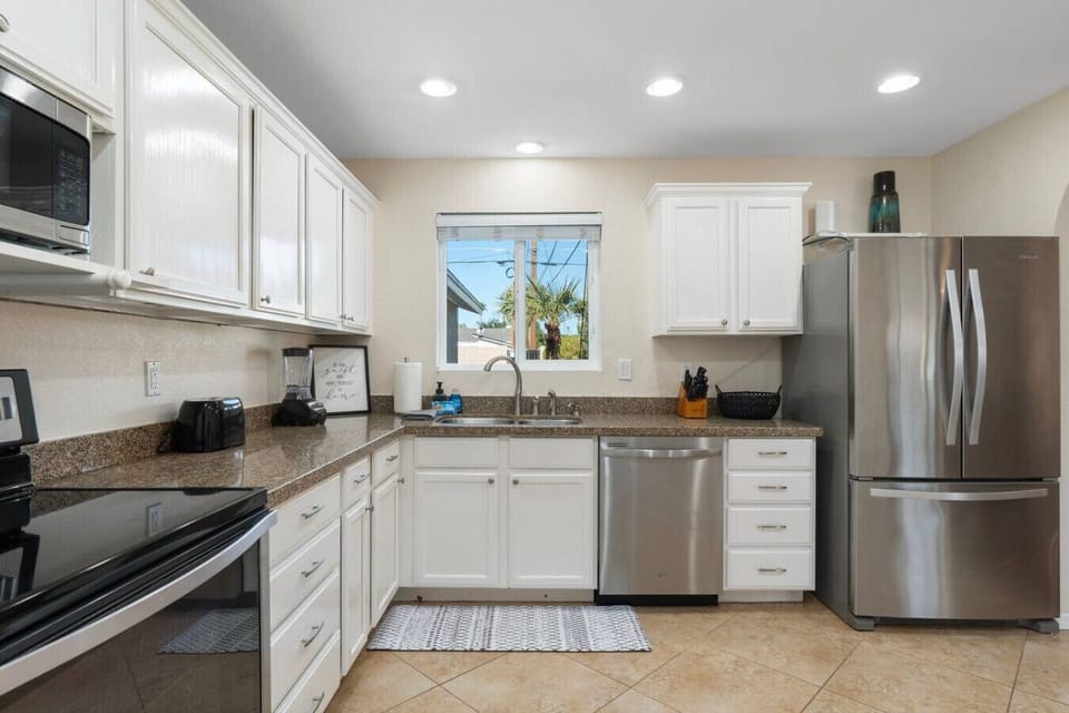 Bright and fully equipped, the kitchen offers plenty of space for everything from quick breakfasts to family dinners.