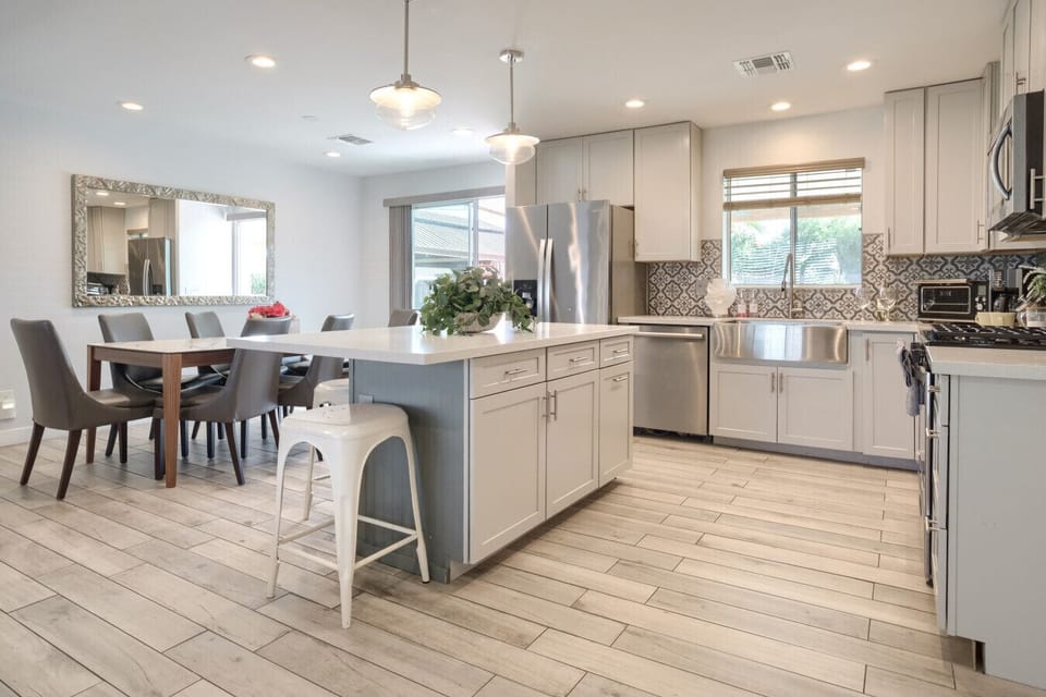 Fully stocked and ready for your inner chef—cook up desert feasts with ease in this modern kitchen.