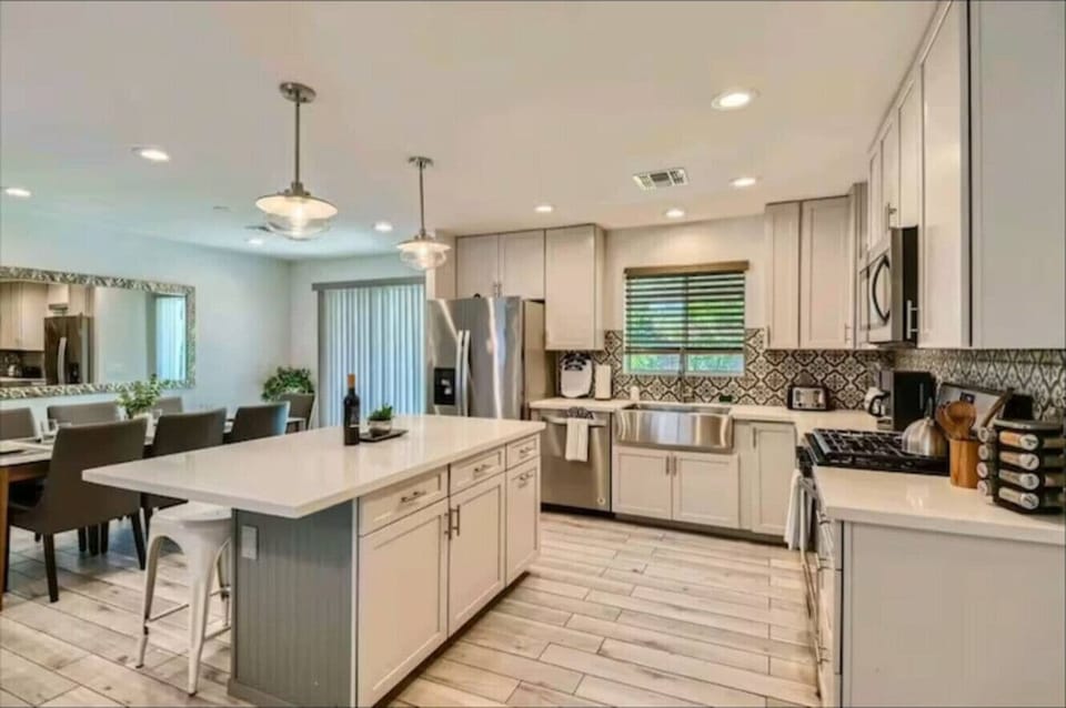 Fully stocked and ready for your inner chef—cook up desert feasts with ease in this modern kitchen.