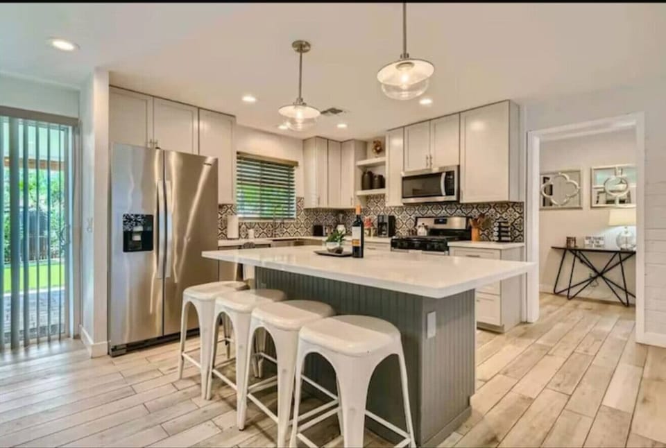 Fully stocked and ready for your inner chef—cook up desert feasts with ease in this modern kitchen.