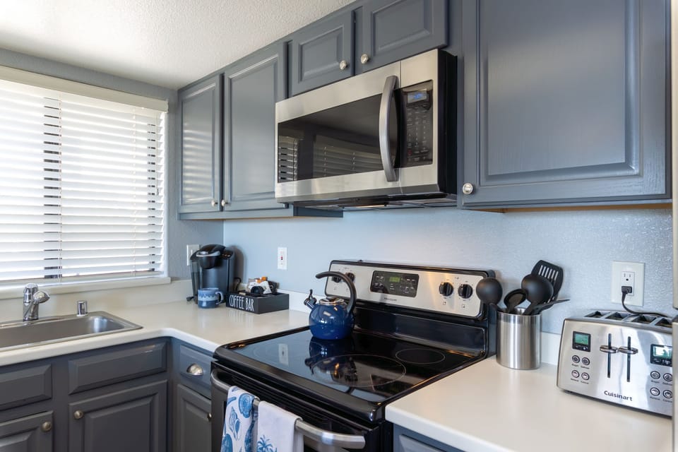 Kitchen-Keurig and drip pot