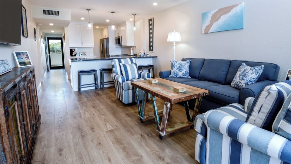 Open Floor Plan, Living, Breakfast Bar, and Kitchen