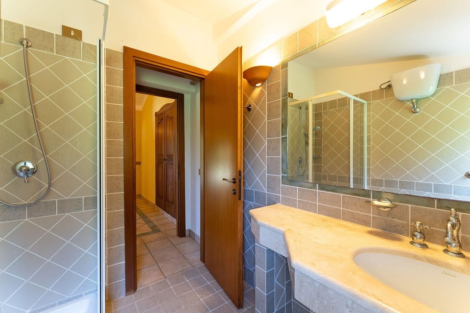 Autumn, Bathroom, Spring, Summer, Winter