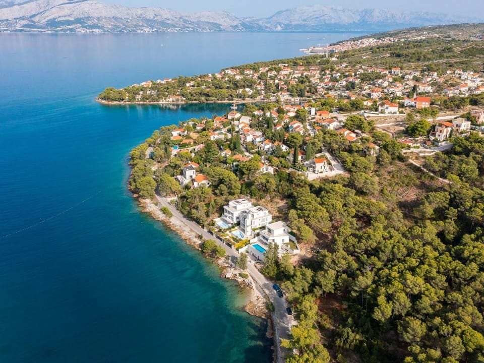 Water, Body Of Water, Coast, Coastal And Oceanic Landforms, Sea, Waterway, Residential Area, Bank, Shore, Lake