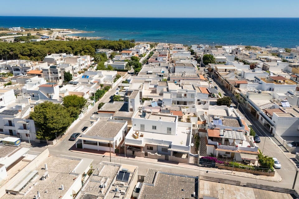 Daytime, Building, Residential Area, Urban Area, City, Town, Neighbourhood, House, Home, Architecture