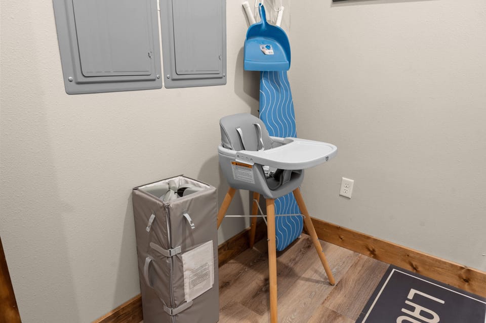A cozy seat for your tiniest traveler! This high chair makes mealtime simple and enjoyable for the whole family. 🍼🥰