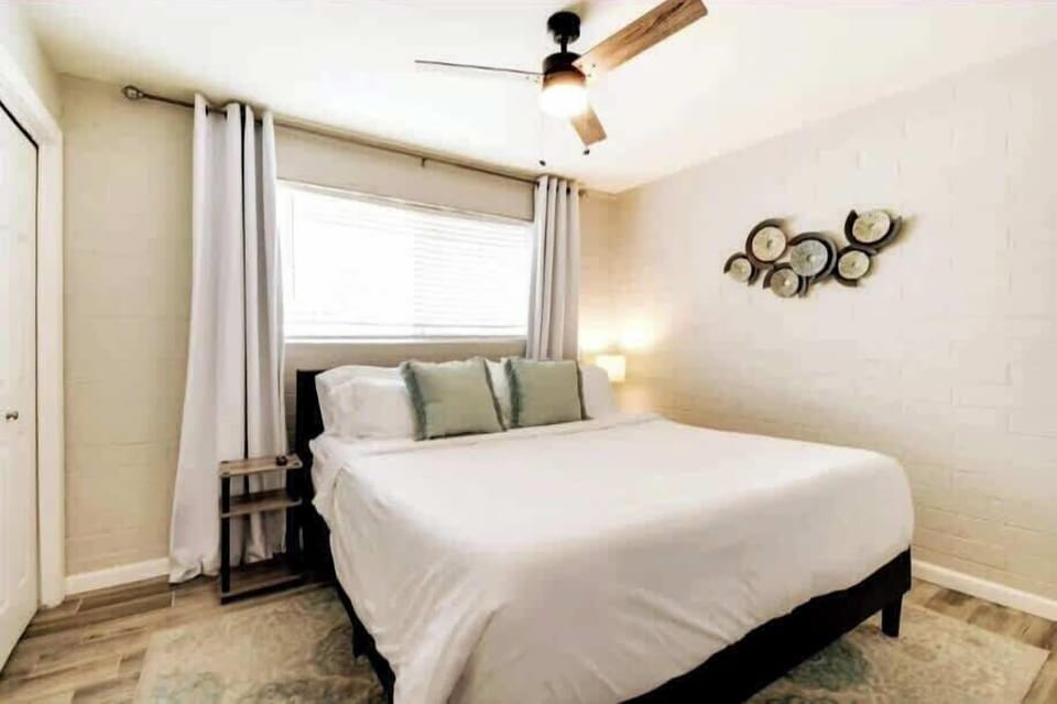 Guest Bedroom 2 with 43'' smart tv 