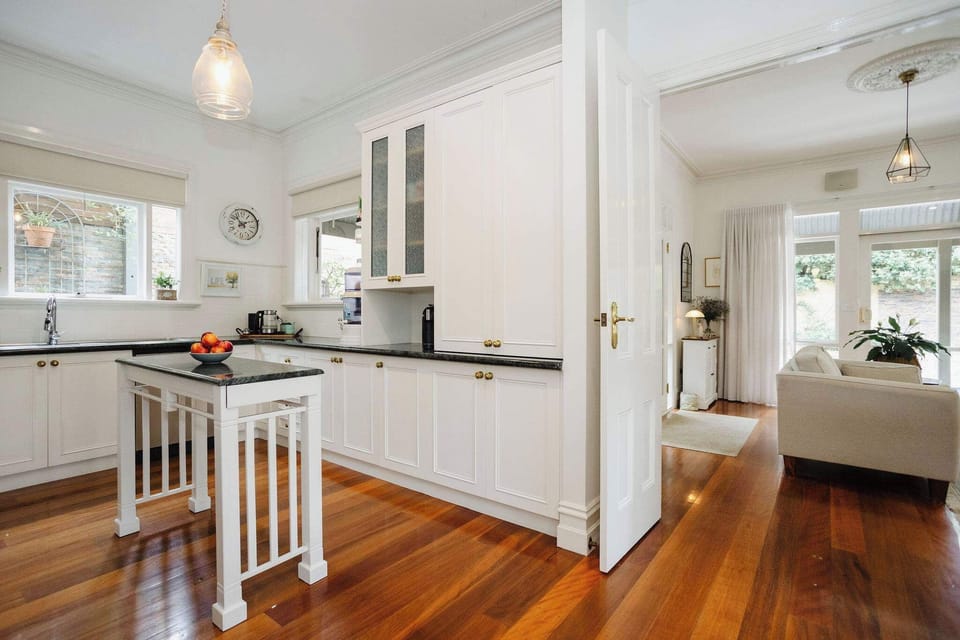 Open-plan kitchen and dining area, featuring modern appliances and a spacious layout, perfect for cooking and entertaining guests in a bright, inviting atmosphere