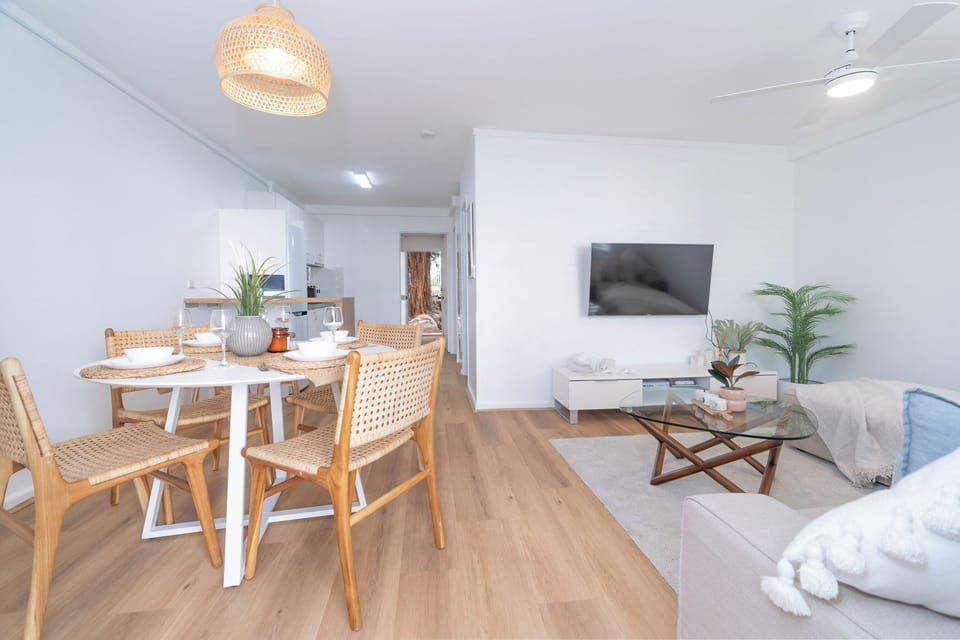 Excellent open concept dining area, living room attached to the kitchen 