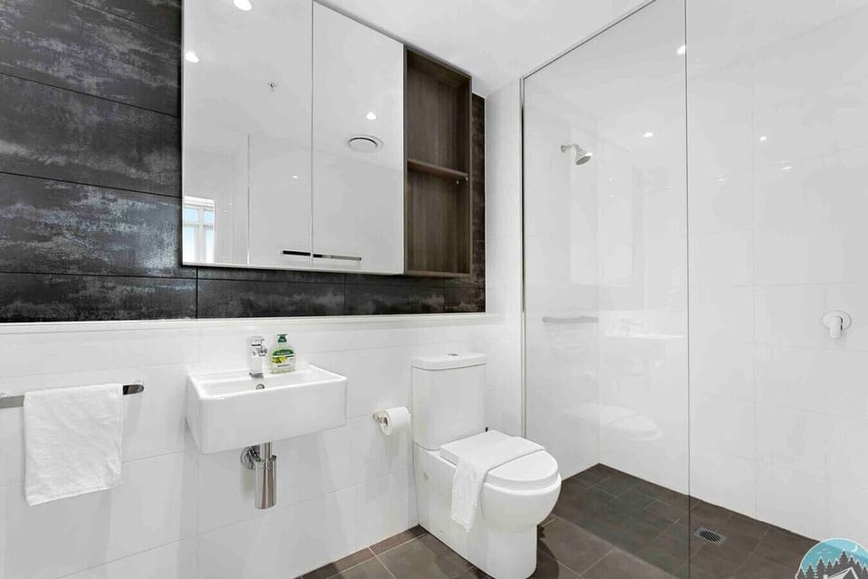 full bathroom in the masterroom