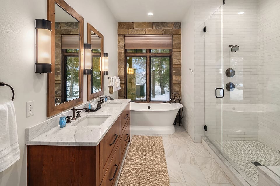 Kokanee Ridge: - Main floor en-suite bath with a large soaking tub, dual sinks, and walk-in tile shower.
