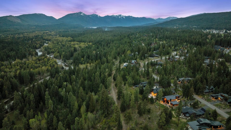 Kokanee Ridge. - Fantastic location near the Yakima River (to the left) and Lake Cle Elum (top of photo).