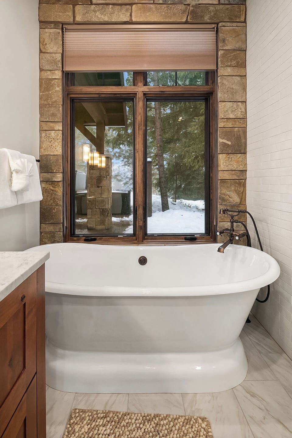 Kokanee Ridge: - Relax in the large soaking tub on the main floor.