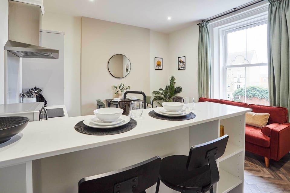 Apartment 3, Upton House, Northampton - Host & Stay