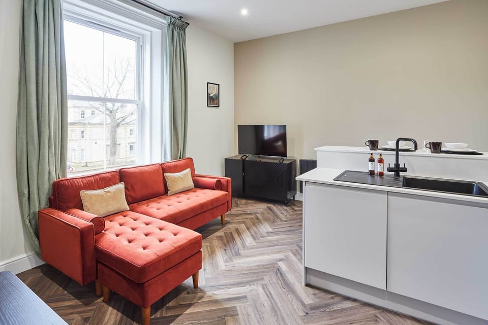 Apartment 3, Upton House, Northampton - Host & Stay