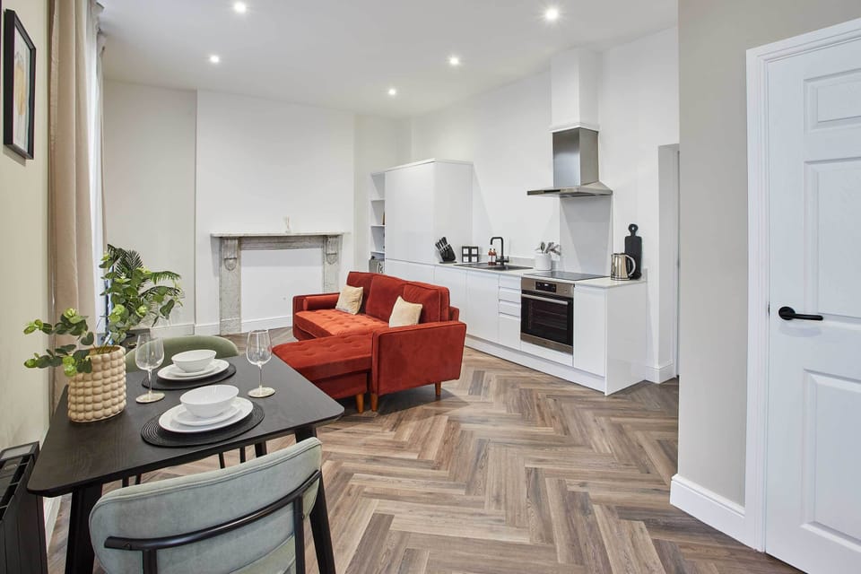 Apartment 4, Upton House, Northampton - Host & Stay