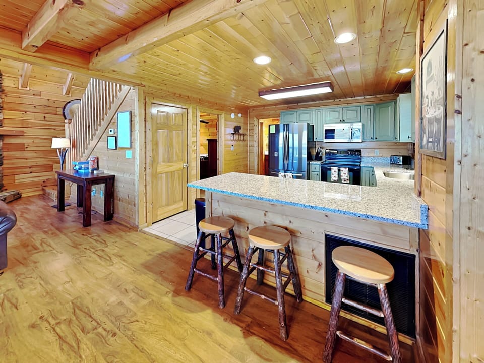 Fully Equipped Kitchen with Stainless Steel Appliances  + 3 Breakfast Bar Seats