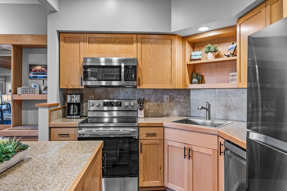 Enamored at Eagle Crest- Kitchen with newer appliance