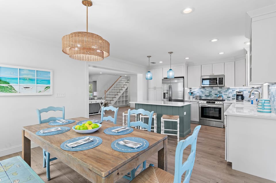 Dining to kitchen