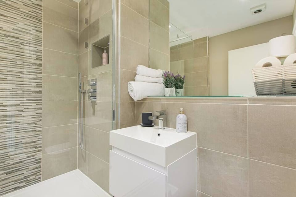 Contemporary bathroom – fresh, clean, and well-finished.