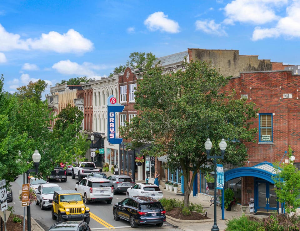 Downtown Franklin - 5 min Away