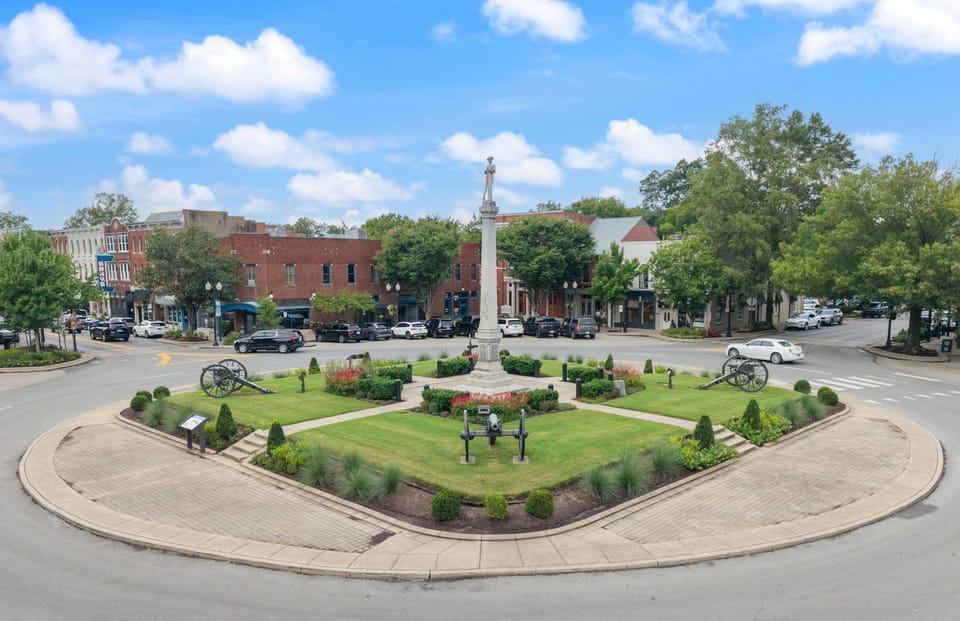 Downtown Franklin - 5 min Away