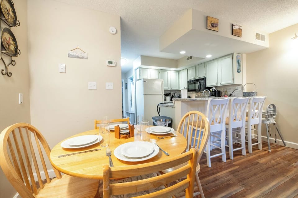 Hiker's Hideaway's inviting dining area