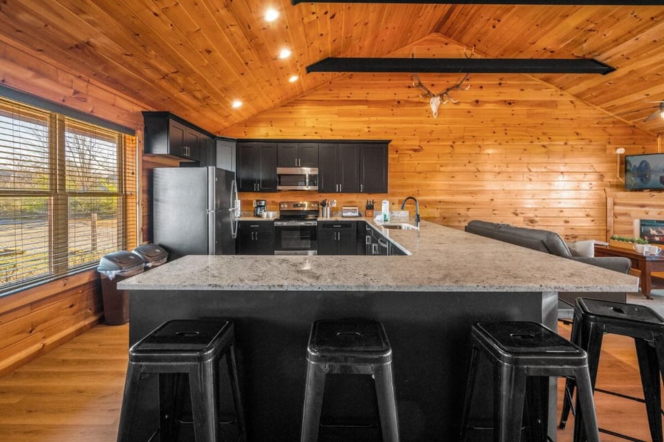 Swimming in the Smokies' fully-equipped kitchen