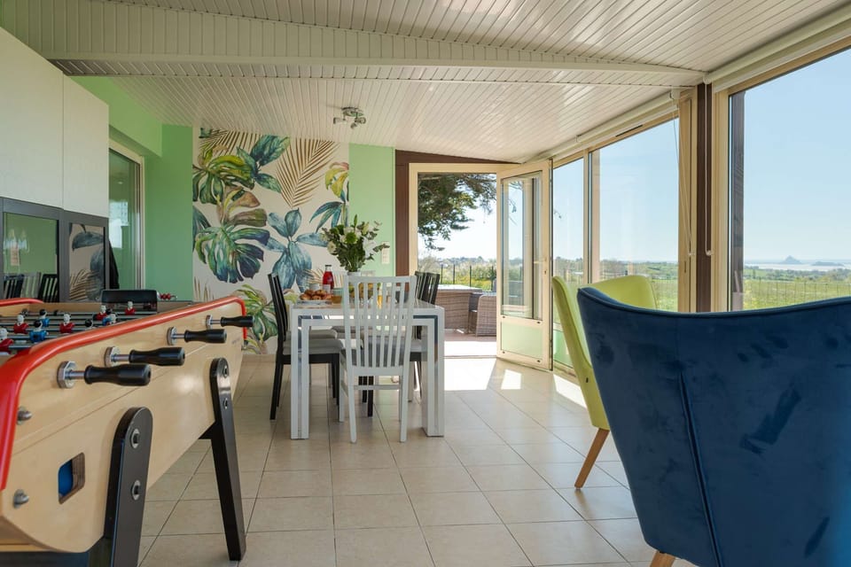 Breakfast, lunch or dinner, the view will change with the seasons and offer you the most beautiful colors of the sky. The proximity to local producers will allow you to discover new flavors.