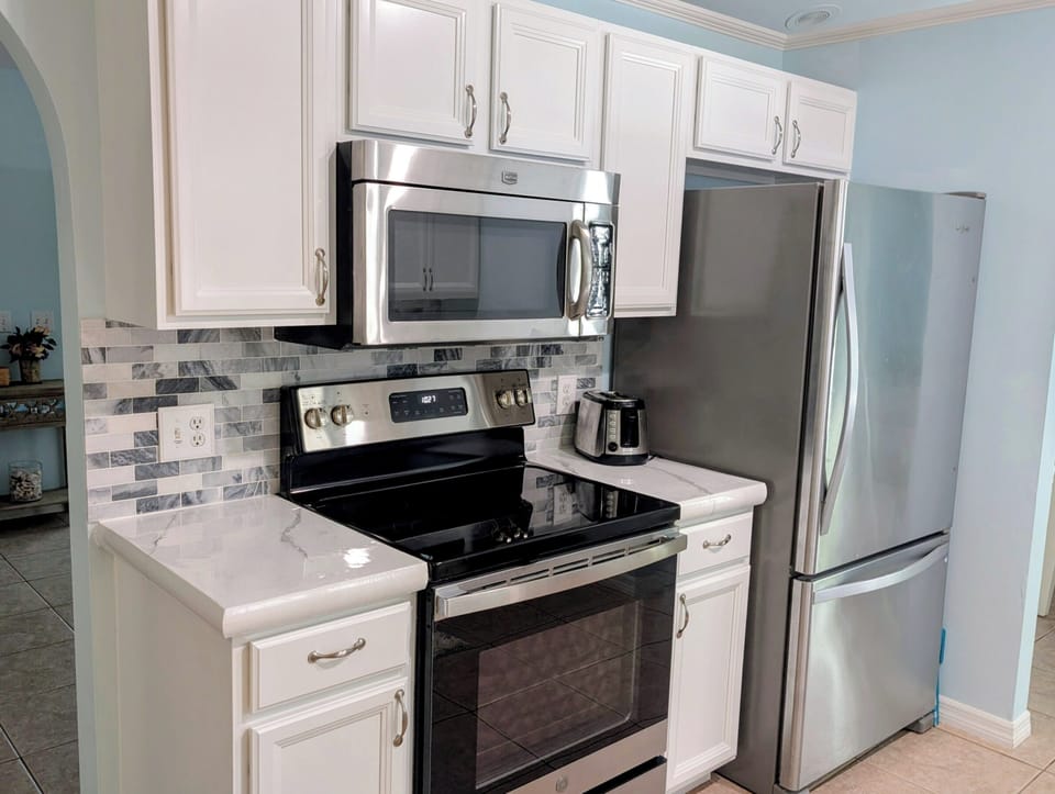 Oven/stove, microwave, refrigerator/freezer/ice maker, toaster, blender, crockpt