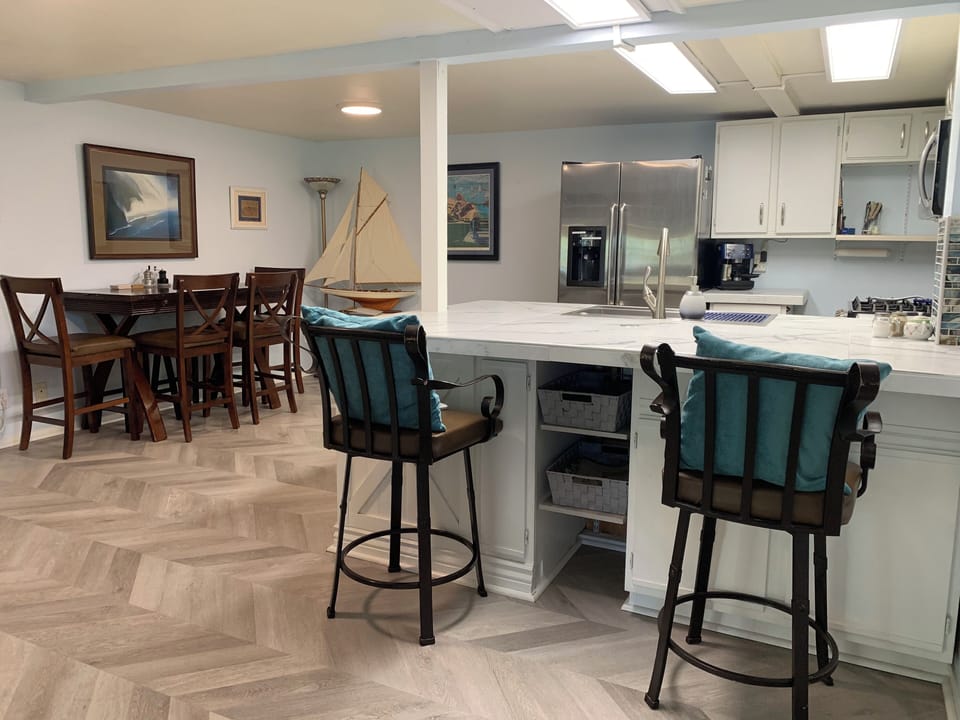 Dining room, Kitchen, Peninsula with 2 bars stools.