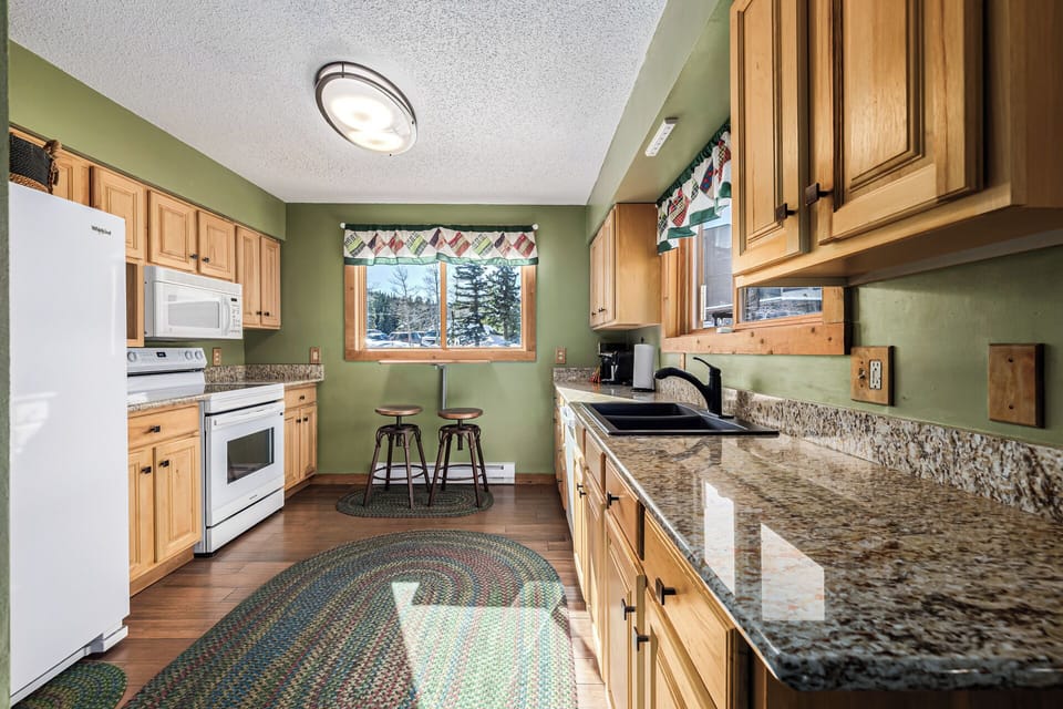Fully equipped kitchen—granite workspace & breakfast stools
