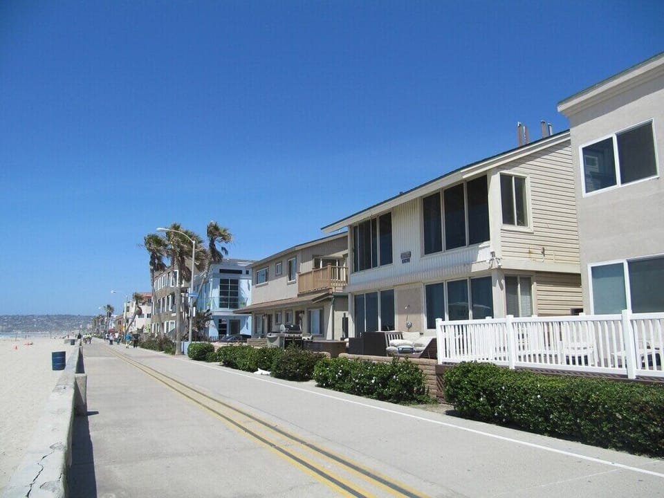 It's the ground floor condo on the right.  See other photos for furnishings.