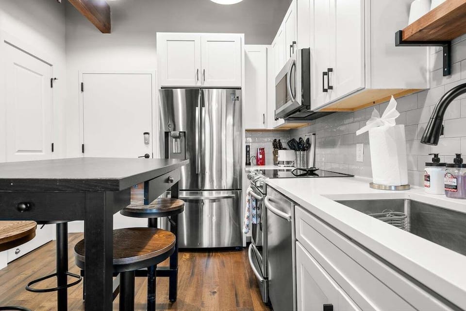 Fully equipped kitchen with bar and stainless appliances