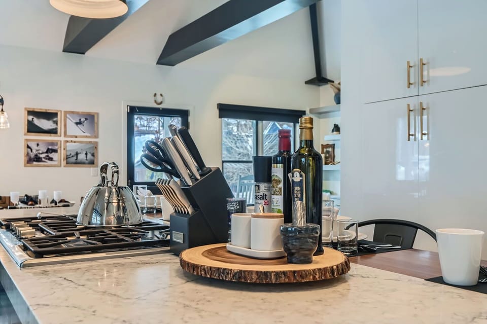 Enjoy the fully equipped kitchen perfect for an apres ski meal!