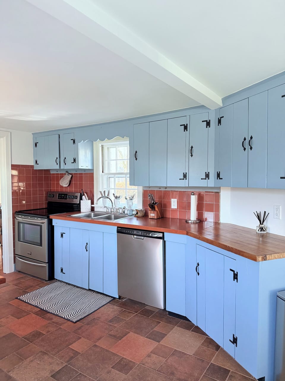 Charming kitchen with all the amenities 