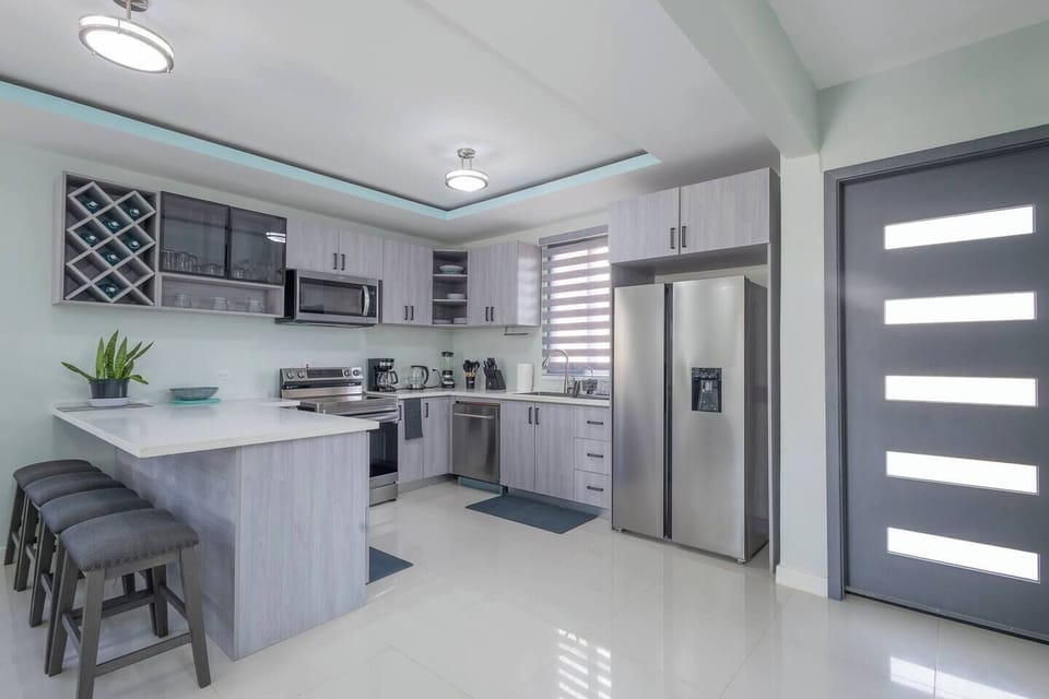 Full service kitchen with bar
