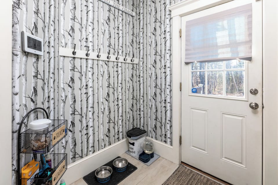 Mudroom - pet dishes and bed
