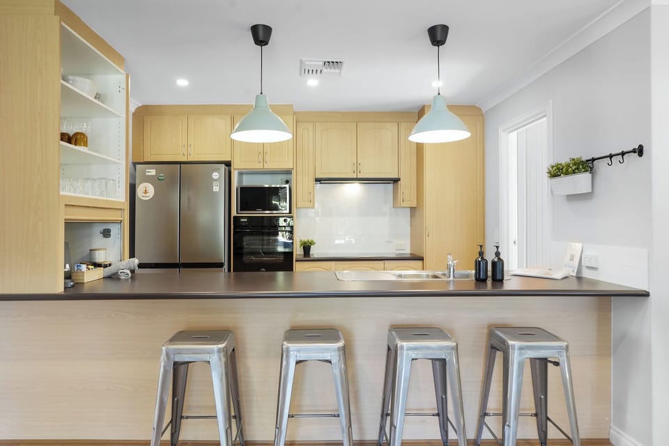 Fully equipped kitchen with breakfast bar and modern appliances