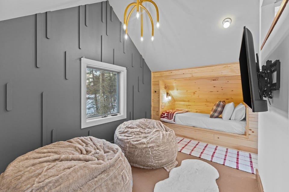 Charming Stowe Carriage House in the Woods (4928)