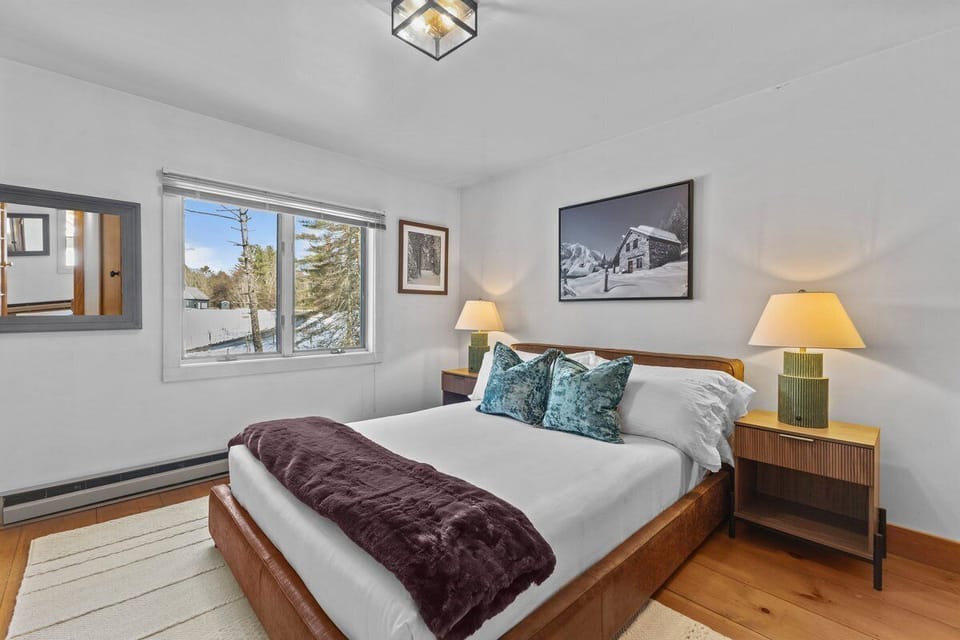 Charming Stowe Carriage House in the Woods (4934)