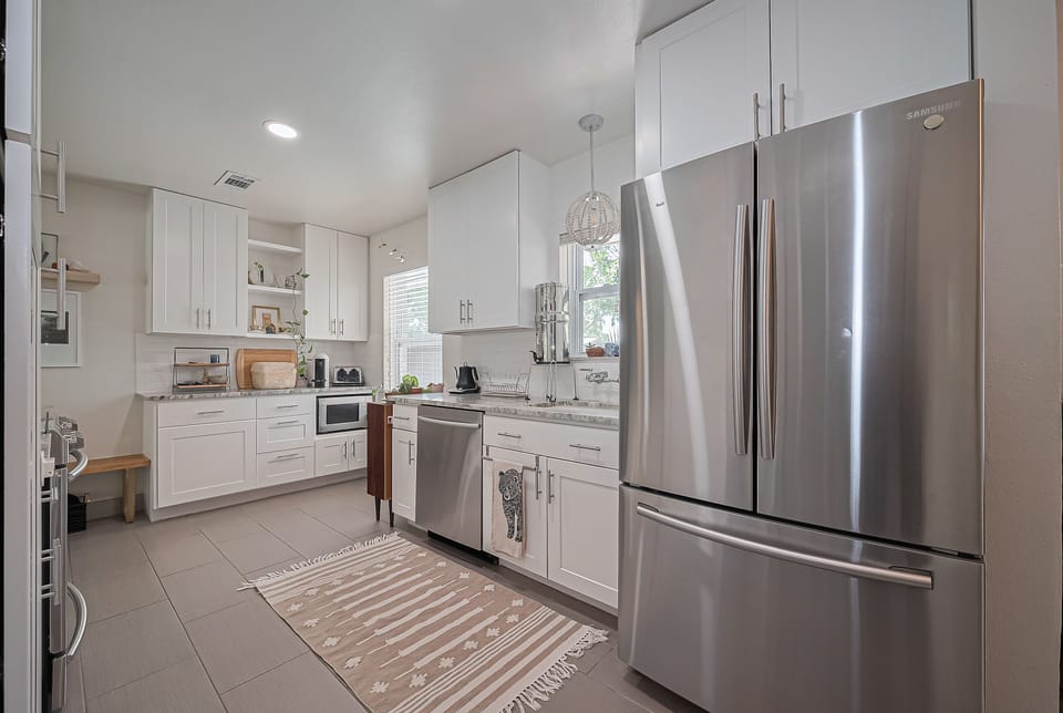Bright fully equipped kitchen.