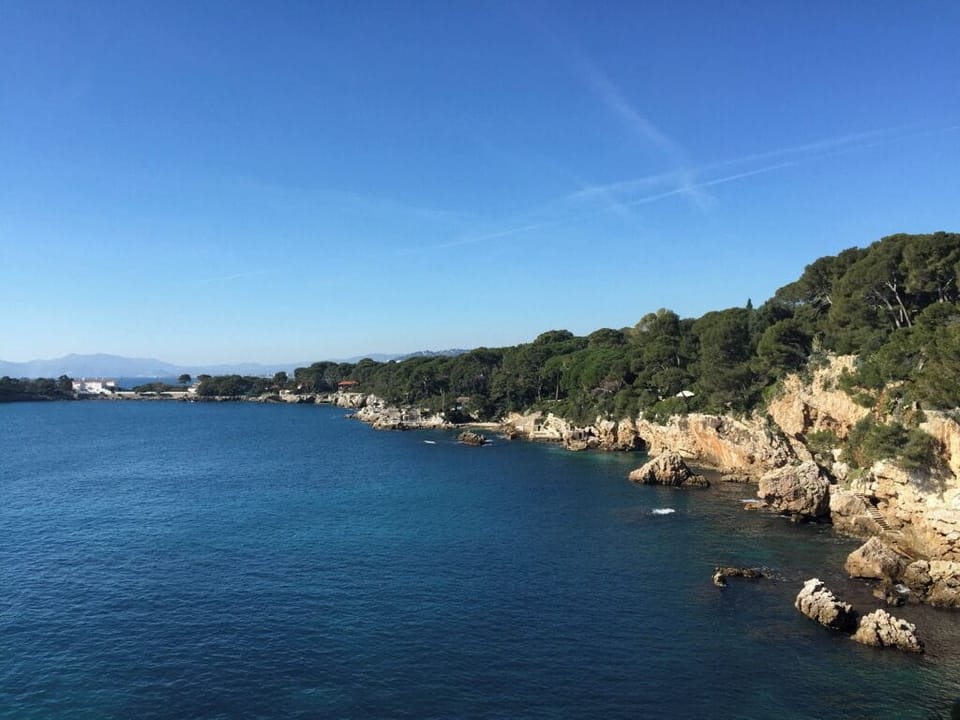 Le Sentier Littoral, coastal walk around the Cap, starts at Plage Garoupe