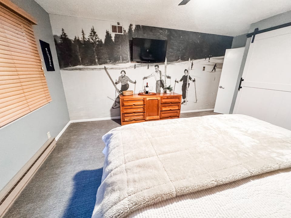 Master- king bed