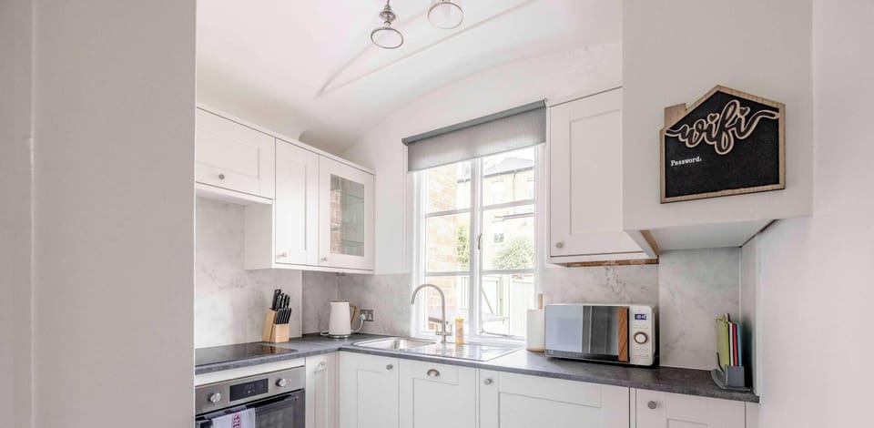 This kitchen is full of light and energy, creating a cheerful space where cooking feels enjoyable and effortless.