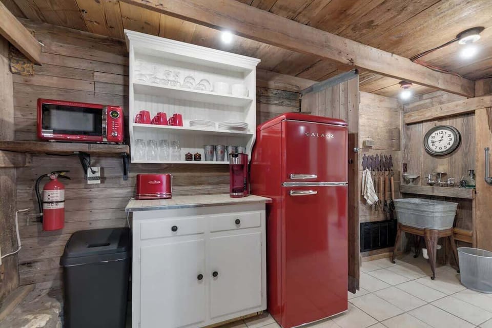 Rocking Ox Barn cabin kitchenette