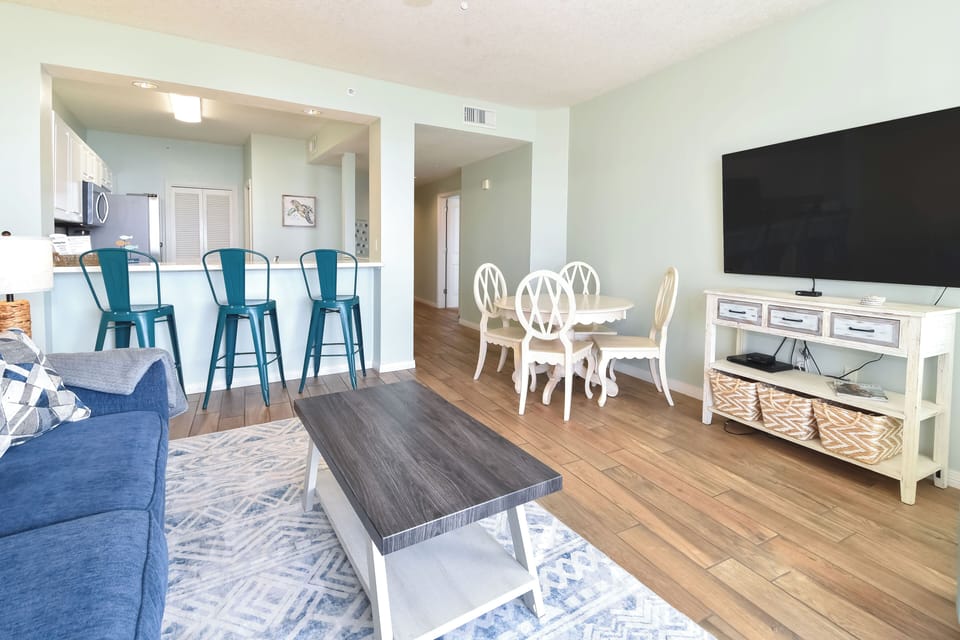 Breakfast Bar and Dining Area