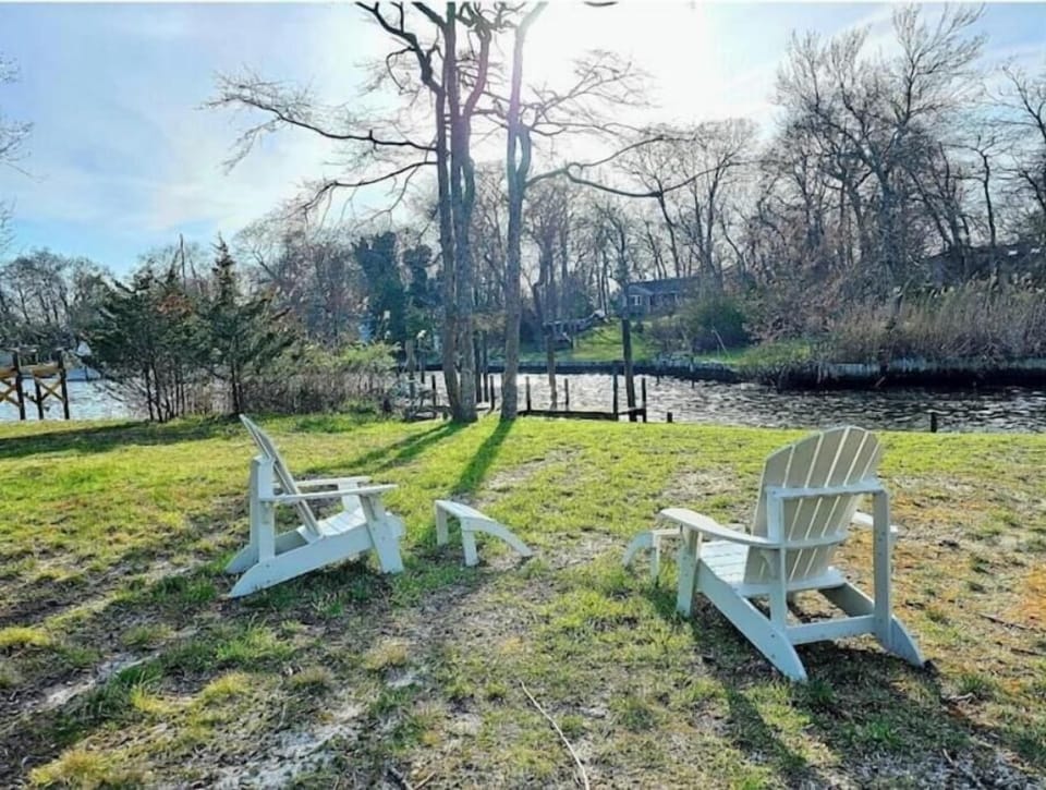 private access to water canal. You can relax and watch wildlife or kayak 